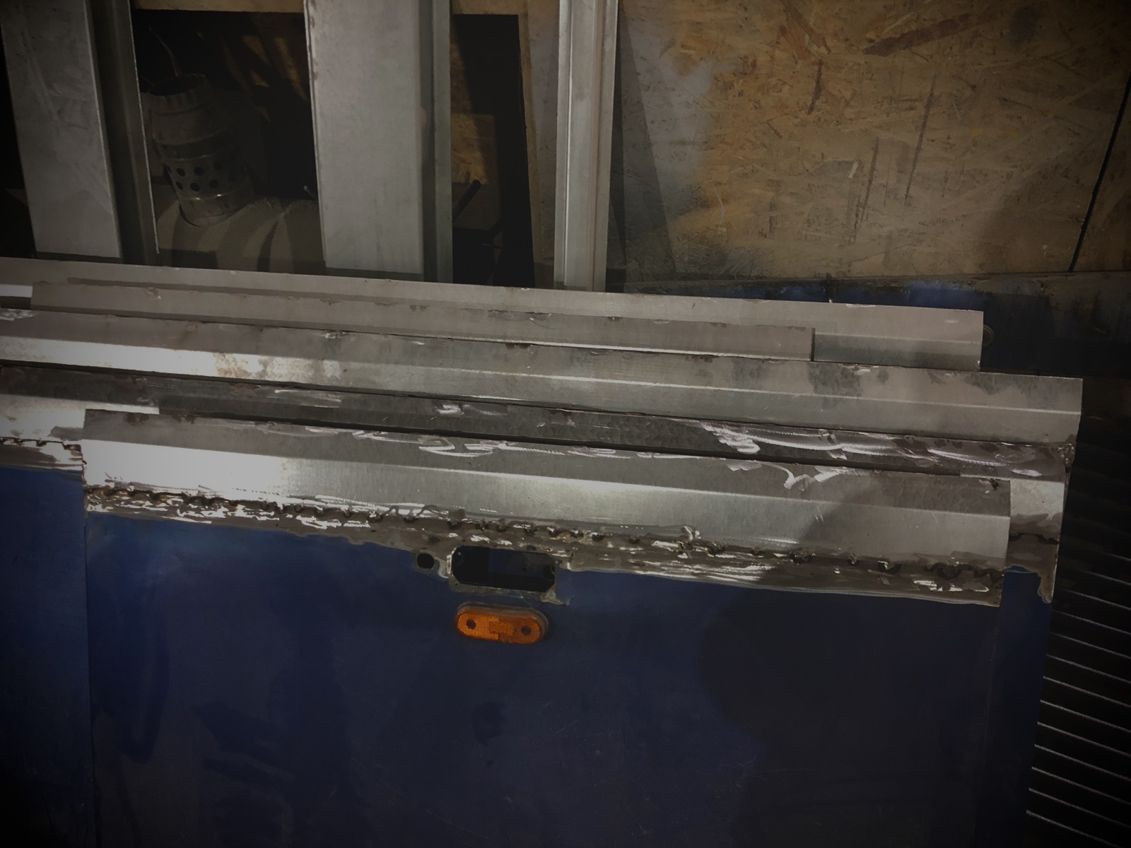 Ремонт багажника с помощью ремонтной вставки из оцинкованного железа