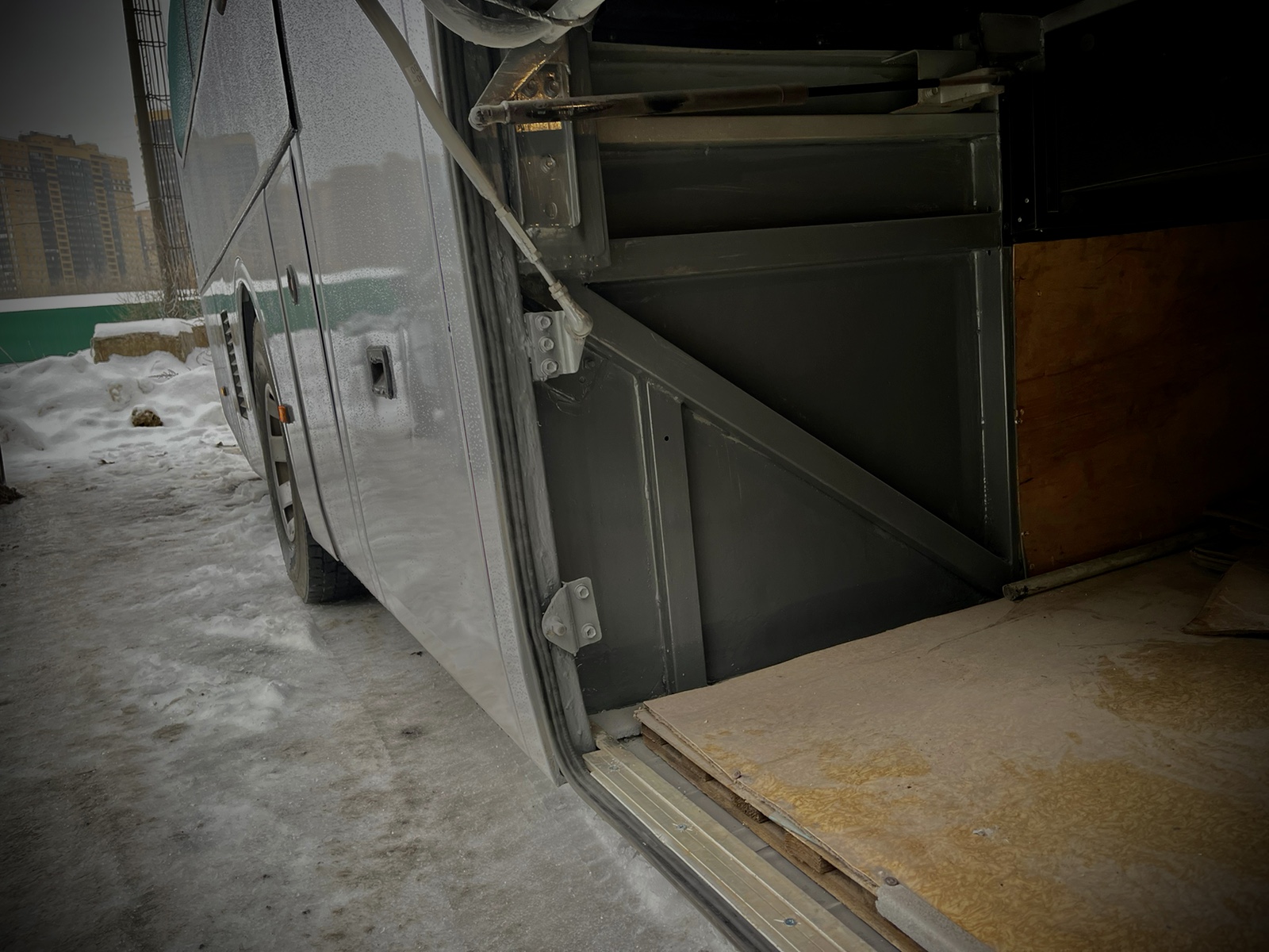 Ферма пола багажных отсеков и стенок багажных отсеков автобуса