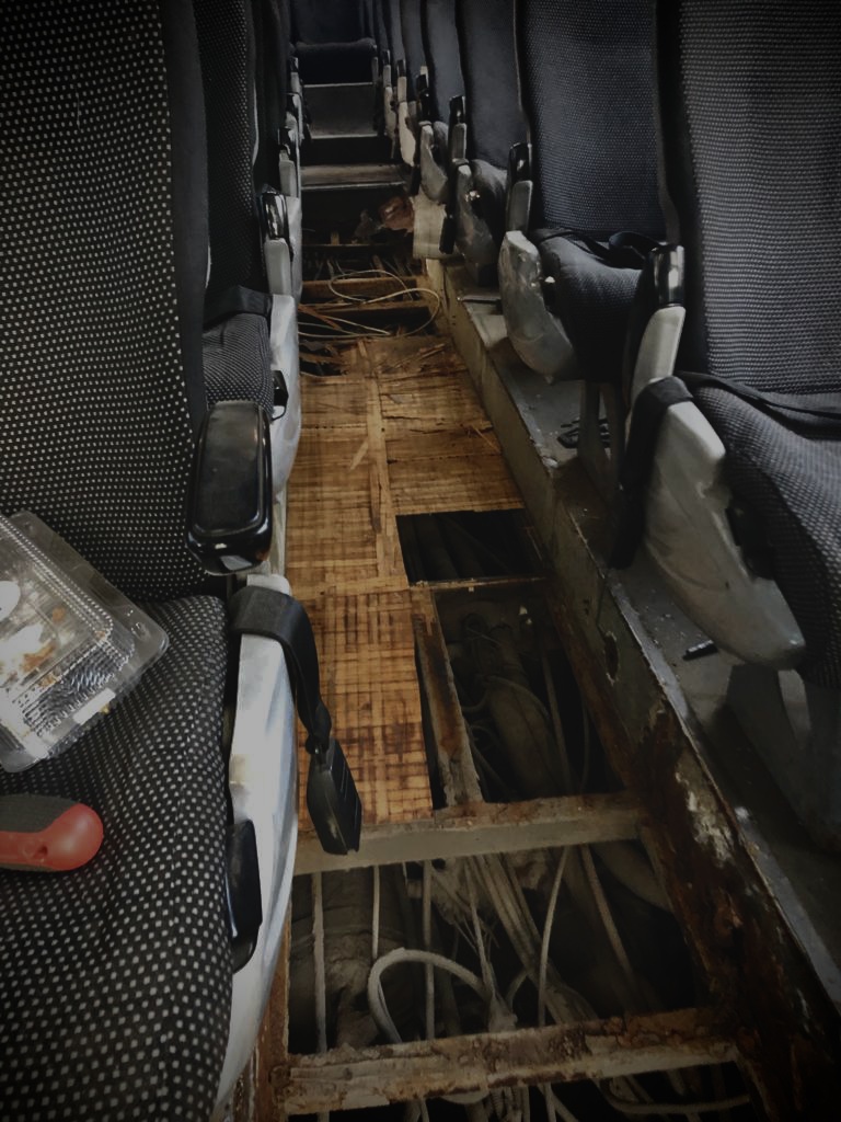 Ферма пола салона и ступеньки автобуса